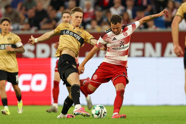 Oliver Roelke (VfB Stuttgart II) und Yassine Bouchama (Fortuna Duesseldorf) im Zweikampf waehrend des Spiels der 3. Liga zwischen Fortuna Duesseldorf und VfB Stuttgart II, Merkur Spiel-Arena am 28. August 2026 in Duesseldorf, Deutschland. (Foto von Oliver Kaelke DeFodi Images) +++ Oliver Roelke (VfB Stuttgart II) und Yassine Bouchama (Fortuna Duesseldorf) battle for the ball during the 3. Liga match between Fortuna Duesseldorf and VfB Stuttgart II at Merkur Spiel-Arena on August 28, 2026 in Dusseldorf, Germany. (Photo by Oliver Kaelke DeFodi Images) DFB DFL REGULATIONS PROHIBIT ANY USE OF PHOTOGRAPHS AS IMAGE SEQUENCES AND OR QUASI-VIDEO. (Photo by Oliver Kaelke DeFodi Images) -