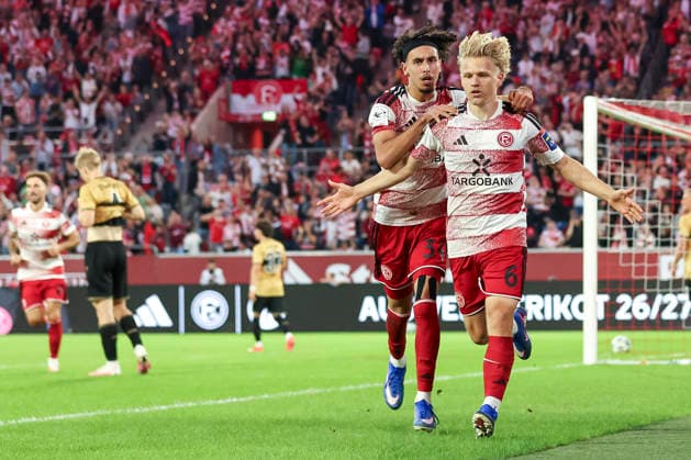 Andreas Mueller (Fortuna Duesseldorf) Torjubel,jubelt mit seiner Mannschaft nach dem Treffer zum 1:0 waehrend des Spiels der 3. Liga zwischen Fortuna Duesseldorf und VfB Stuttgart II, Merkur Spiel-Arena am 28. August 2026 in Duesseldorf, Deutschland. (Foto von Oliver Kaelke DeFodi Images) +++ Andreas Mueller (Fortuna Duesseldorf) celebrates after scoring his team s first goal with teammates during the 3. Liga match between Fortuna Duesseldorf and VfB Stuttgart II at Merkur Spiel-Arena on August 28, 2026 in Dusseldorf, Germany. (Photo by Oliver Kaelke DeFodi Images) DFB DFL REGULATIONS PROHIBIT ANY USE OF PHOTOGRAPHS AS IMAGE SEQUENCES AND OR QUASI-VIDEO. (Photo by Oliver Kaelke DeFodi Images) -