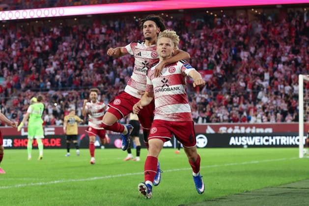 Andreas Mueller (Fortuna Duesseldorf) Torjubel,jubelt mit seiner Mannschaft nach dem Treffer zum 1:0 waehrend des Spiels der 3. Liga zwischen Fortuna Duesseldorf und VfB Stuttgart II, Merkur Spiel-Arena am 28. August 2026 in Duesseldorf, Deutschland. (Foto von Oliver Kaelke DeFodi Images) +++ Andreas Mueller (Fortuna Duesseldorf) celebrates after scoring his team s first goal with teammates during the 3. Liga match between Fortuna Duesseldorf and VfB Stuttgart II at Merkur Spiel-Arena on August 28, 2026 in Dusseldorf, Germany. (Photo by Oliver Kaelke DeFodi Images) DFB DFL REGULATIONS PROHIBIT ANY USE OF PHOTOGRAPHS AS IMAGE SEQUENCES AND OR QUASI-VIDEO. (Photo by Oliver Kaelke DeFodi Images) -