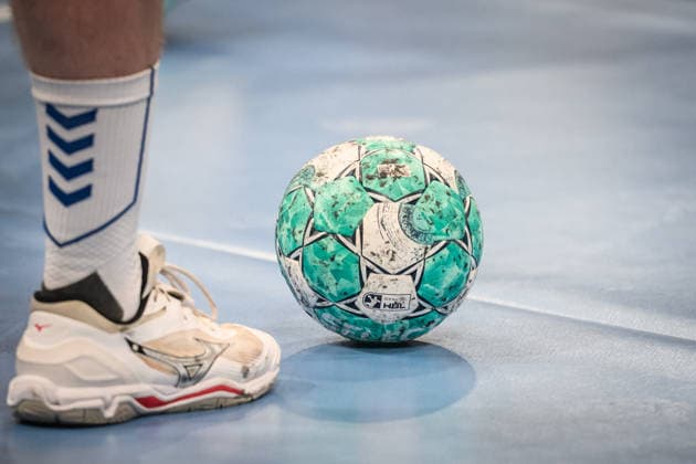 Feature, Symbolbild, Symbolfoto: HBL-Handball, Spielball auf Spielfeld neben Spielerfuss GER, TVB Stuttgart - Bergischer HC, Opel HBL, Handball, Bundesliga, 1. Spieltag, Spielzeit 2026 2027, 28.08.2026 GER, TVB Stuttgart - Bergischer HC, Opel HBL, Handball, Bundesliga, 1. Spieltag, Spielzeit 2026 2027, 28.08.2026 Stuttgart Copyright: xSandyxDinkelackerx EP_SDR