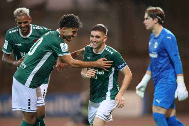 28.08.2026, Herren, Fussball, Saison 2026 2027, Regionalliga Bayern, 6. Spieltag: 1. FC Schweinfurt 1905 - SpVgg Greuther Fuerth II Berkay Öztürk ( 40, 1. FC Schweinfurt 1905), Michael Dellinger ( 10, 1. FC Schweinfurt 1905) und Philipp Hack ( 7, 1. FC Schweinfurt 1905) bejubeln das 4:0, Theo Menapace ( 1, SpVgg Greuther Fürth II) ist bedient Schweinfurt Sachs-Stadion Bayern Deutschland