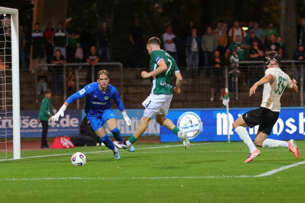 28.08.2026, Fußball, Herren, Saison 2026 2027, Regionalliga Bayern, 6. Spieltag: FC Schweinfurt 05 - SpVgg Greuther Fürth II Von links: Torhüter Theo Menapace (SpVgg Greuther Fürth II, 01), Philipp Hack (FC Schweinfurt 05, 07) erzielt das 4:0 Schweinfurt Riedel-Bau-Arena im Sachs-Stadio Bayern Unterfranken Deutschland