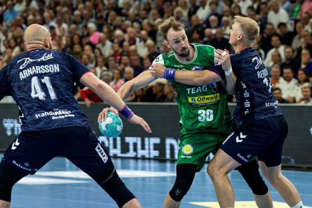 Opel HBL: SG Flensburg-Handewitt vs ThSV Eisenach; 28.08.26 Dominik Solak (Nr.30, ThSV Eisenach) gegen Arnar Freyr Arnarsson (Nr.41, SG Flensburg-Handewitt) und Emil Siersbaek Bergholt (Nr.14, SG Flensburg-Handewitt) Opel HBL: SG Flensburg-Handewitt vs ThSV Eisenach, GGW Arena am 28.08.26 Copyright: xBEAUTIFULxSPORTS MarioxM.xKobergx