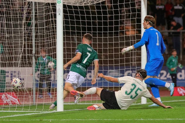28.08.2026, Fußball, Herren, Saison 2026 2027, Regionalliga Bayern, 6. Spieltag: FC Schweinfurt 05 - SpVgg Greuther Fürth II Von links: Philipp Hack (FC Schweinfurt 05, 07) erzielt das 4:0, Jakob Engel (SpVgg Greuther Fürth II, 35) und Torhüter Theo Menapace (SpVgg Greuther Fürth II, 01) Schweinfurt Riedel-Bau-Arena im Sachs-Stadio Bayern Unterfranken Deutschland