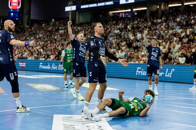 Opel HBL: SG Flensburg-Handewitt vs ThSV Eisenach; 28.08.26 Stephan Seitz (Nr.44, ThSV Eisenach) am Boden, Simon Pytlick (Nr.02, SG Flensburg-Handewitt gestikuliert Opel HBL: SG Flensburg-Handewitt vs ThSV Eisenach, GGW Arena am 28.08.26 Copyright: xBEAUTIFULxSPORTS MarioxM.xKobergx