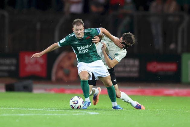 28.08.2026, Herren, Fussball, Saison 2026 2027, Regionalliga Bayern, 6. Spieltag: 1. FC Schweinfurt 1905 - SpVgg Greuther Fuerth II Gil Ebner ( 8, 1. FC Schweinfurt 1905) und Jakob Engel ( 35, SpVgg Greuther Fürth II) Schweinfurt Sachs-Stadion Bayern Deutschland
