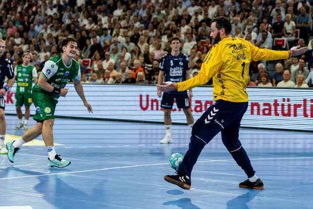Opel HBL: SG Flensburg-Handewitt vs ThSV Eisenach; 28.08.26 Benjamin Buric (Nr.01, SG Flensburg-Handewitt) hält 7 Meter von Felix Aellen (Nr.22, ThSV Eisenach) Opel HBL: SG Flensburg-Handewitt vs ThSV Eisenach, GGW Arena am 28.08.26 Copyright: xBEAUTIFULxSPORTS MarioxM.xKobergx