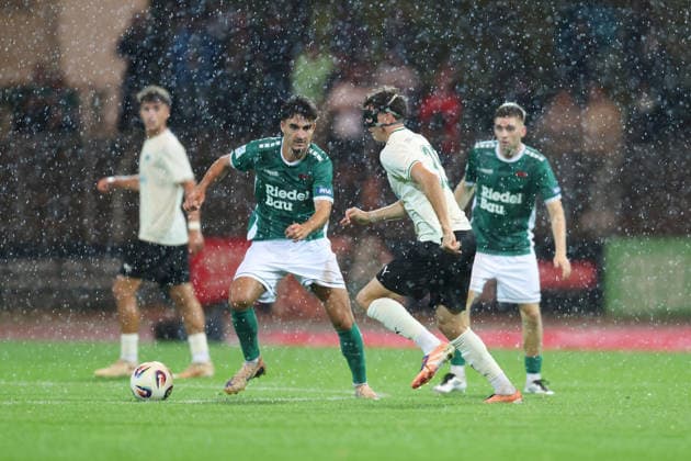 28.08.2026, Herren, Fussball, Saison 2026 2027, Regionalliga Bayern, 6. Spieltag: 1. FC Schweinfurt 1905 - SpVgg Greuther Fuerth II Berkay Öztürk ( 40, 1. FC Schweinfurt 1905) und Jakob Engel ( 35, SpVgg Greuther Fürth II) Schweinfurt Sachs-Stadion Bayern Deutschland