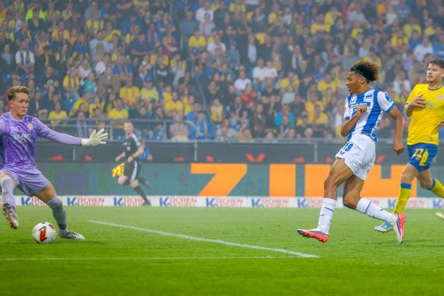 28.08.2026, xtgx Fussball - 2.Bundesliga Eintracht Braunschweig - Hertha BSC Berlin emspor, v.l. Tor zum 2:5 durch Oluwaseun Adewumi (Hertha, 19) (DFL DFB REGULATIONS PROHIBIT ANY USE OF PHOTOGRAPHS as IMAGE SEQUENCES and or QUASI-VIDEO) Braunschweig *** August 28, 2026, xtgx Soccer 2. Bundesliga Eintracht Braunschweig vs. Hertha BSC Berlin emspor, from left: Goal for the 2-5 score by Oluwaseun Adewumi (Hertha), 19 DFL and DFB regulations prohibit any use of photographs as image sequences and or quasi-video Braunschweig