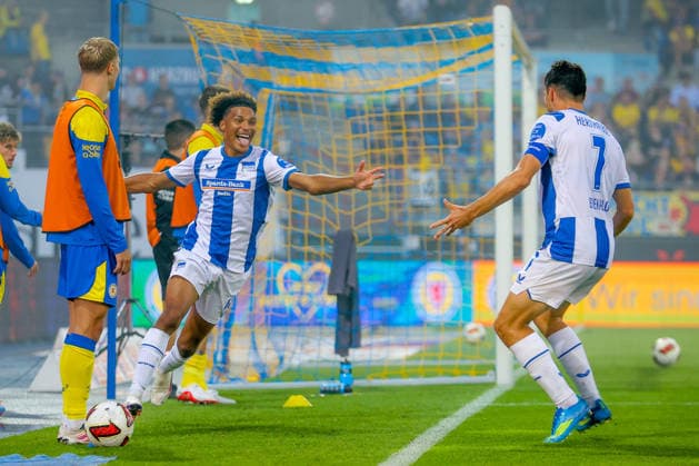28.08.2026, xtgx Fussball - 2.Bundesliga Eintracht Braunschweig - Hertha BSC Berlin emspor, v.l. Jubel nach dem 2:5 durchb Oluwaseun Adewumi (Hertha, 19) (DFL DFB REGULATIONS PROHIBIT ANY USE OF PHOTOGRAPHS as IMAGE SEQUENCES and or QUASI-VIDEO) Braunschweig *** August 28, 2026, xtgx Soccer 2. Bundesliga Eintracht Braunschweig Hertha BSC Berlin emspor, from left: Celebrations after Oluwaseun Adewumi’s 2-5 goal for Hertha, 19 DFL DFB REGULATIONS PROHIBIT ANY USE OF PHOTOGRAPHS AS IMAGE SEQUENCES AND OR QUASI-VIDEO Braunschweig