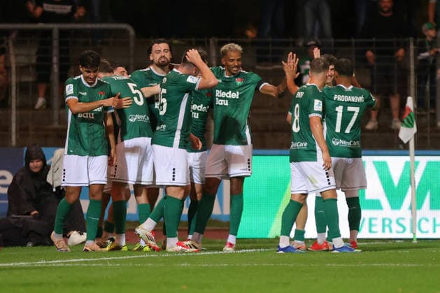 28.08.2026, Fußball, Herren, Saison 2026 2027, Regionalliga Bayern, 6. Spieltag: FC Schweinfurt 05 - SpVgg Greuther Fürth II Schweinfurt feiert das 4:0 durch Philipp Hack (FC Schweinfurt 05, 07) Schweinfurt Riedel-Bau-Arena im Sachs-Stadio Bayern Unterfranken Deutschland