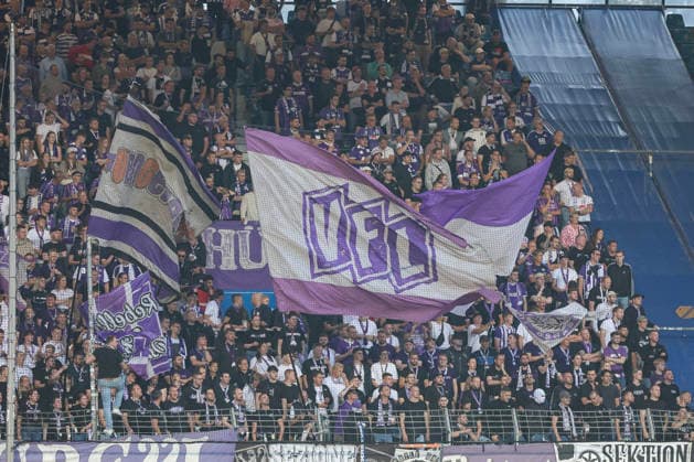 28.08.2026, GER, Fussball, Herren, 2. Bundesligal, Saison 2026 2027,VfL Bochum - VfL Osnabrück die Fans vom VfL Osnabrück mit Fahnen und Bannern Bochum vonovia-Ruhrstadion Nordrhein-Westfalen Deutschland *** August 28, 2026, GER, Soccer, Men s, 2. Bundesliga, 2026–2027 season, VfL Bochum vs. VfL Osnabrück; VfL Osnabrück fans with flags and banners at the vonovia Ruhrstadion in Bochum, North Rhine-Westphalia, Germany Copyright: xAdrianxSchlüterx