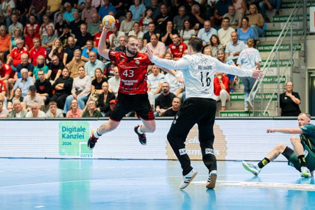 Hamm, Deutschland 28. August 2026: 2. HBL - 2026 2027 - Sp. 1 - ASV Hamm-Westfalen gegen VfL Eintracht Hagen Im Bild: v. li. im Zweikampf Jann Keno Jacobs (ASV) und Torwart Pascal Bochmann (Hagen) WESTPRESS Arena Nordrhein Westfalen Copyright: xFotostandx xKruczynskix