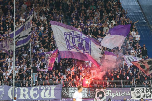 28.08.2026, GER, Fussball, Herren, 2. Bundesligal, Saison 2026 2027,VfL Bochum - VfL Osnabrück die Fans vom VfL Osnabrück mit Fahnen, Bannern und Pyrotechnik Bochum vonovia-Ruhrstadion Nordrhein-Westfalen Deutschland *** August 28, 2026, GER, Soccer, Men s, 2. Bundesliga, 2026–2027 season, VfL Bochum vs. VfL Osnabrück; VfL Osnabrück fans with flags, banners, and pyrotechnics; Bochum, vonovia Ruhrstadion, North Rhine-Westphalia, Germany Copyright: xAdrianxSchlüterx