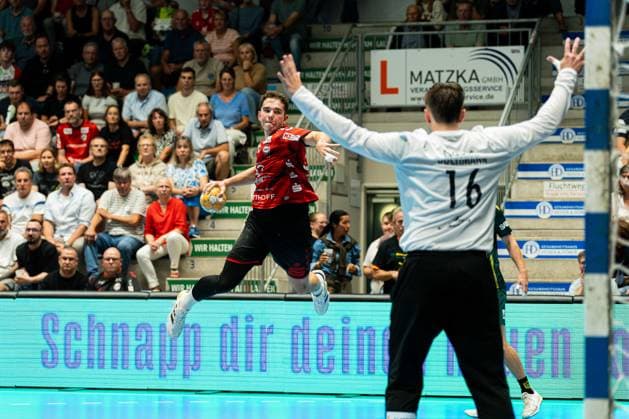 Hamm, Deutschland 28. August 2026: 2. HBL - 2026 2027 - Sp. 1 - ASV Hamm-Westfalen gegen VfL Eintracht Hagen Im Bild: v. li. im Zweikampf Pawel Krawczyk (ASV) und Torwart Pascal Bochmann (Hagen) WESTPRESS Arena Nordrhein Westfalen Copyright: xFotostandx xKruczynskix