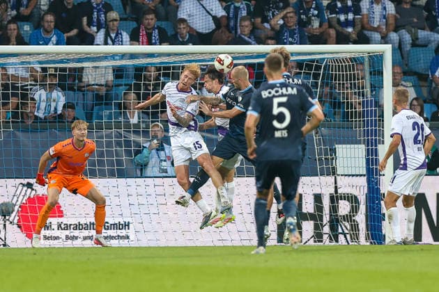 28.08.2026, GER, Fussball, Herren, 2. Bundesligal, Saison 2026 2027,VfL Bochum - VfL Osnabrück Philipp Hofmann (Bochum) mit einem Kopfball Bochum vonovia-Ruhrstadion Nordrhein-Westfalen Deutschland *** August 28, 2026, GER, Soccer, Men s, 2. Bundesliga, 2026–2027 Season, VfL Bochum vs. VfL Osnabrück, Philipp Hofmann, Bochum, with a header, Bochum, vonovia Ruhrstadion, North Rhine-Westphalia, Germany Copyright: xAdrianxSchlüterx