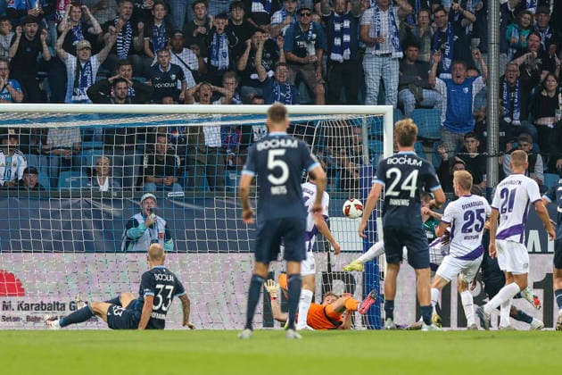 28.08.2026, GER, Fussball, Herren, 2. Bundesligal, Saison 2026 2027,VfL Bochum - VfL Osnabrück Philipp Hofmann (Bochum) mit einem Kopfball gegen die Latte Bochum vonovia-Ruhrstadion Nordrhein-Westfalen Deutschland *** August 28, 2026, GER, Soccer, Men s, 2. Bundesliga, 2026–2027 Season, VfL Bochum vs. VfL Osnabrück, Philipp Hofmann, Bochum hits the crossbar with a header, Bochum, vonovia Ruhrstadion, North Rhine-Westphalia, Germany Copyright: xAdrianxSchlüterx