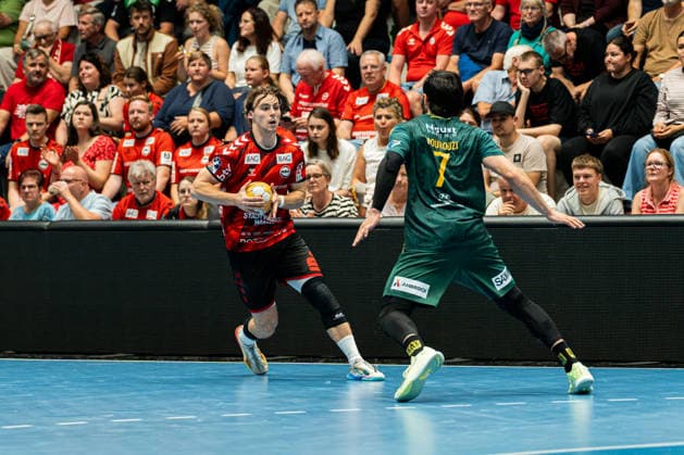 Hamm, Deutschland 28. August 2026: 2. HBL - 2026 2027 - Sp. 1 - ASV Hamm-Westfalen gegen VfL Eintracht Hagen Im Bild: v. li. im Zweikampf Vincent Kreiselmaier (ASV) und Pouya Norouzinezhad (Hagen) WESTPRESS Arena Nordrhein Westfalen Copyright: xFotostandx xKruczynskix
