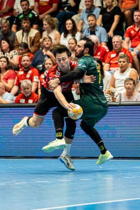Hamm, Deutschland 28. August 2026: 2. HBL - 2026 2027 - Sp. 1 - ASV Hamm-Westfalen gegen VfL Eintracht Hagen Im Bild: v. li. im Zweikampf Vincent Kreiselmaier (ASV) und Pouya Norouzinezhad (Hagen) WESTPRESS Arena Nordrhein Westfalen Copyright: xFotostandx xKruczynskix