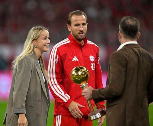 28.08.2026, Fussball Bundesliga 2026 2027, 1.Spieltag, FC Bayern München - VfB Stuttgart, in der Allianz-Arena München, Gulia Gwinn und Harry Kane (beide, FC Bayern München) werden ausgezeichnet ***DFL and DFB regulations prohibit any use of photographs as image sequences and or quasi-video.*** *** August 28, 2026, 2026–2027 Bundesliga Season, Matchday 1, FC Bayern Munich vs. VfB Stuttgart, at the Allianz Arena in Munich, Gulia Gwinn and Harry Kane, both of FC Bayern Munich, are honored ***DFL and DFB regulations prohibit any use of photographs as image sequences and or quasi-video***