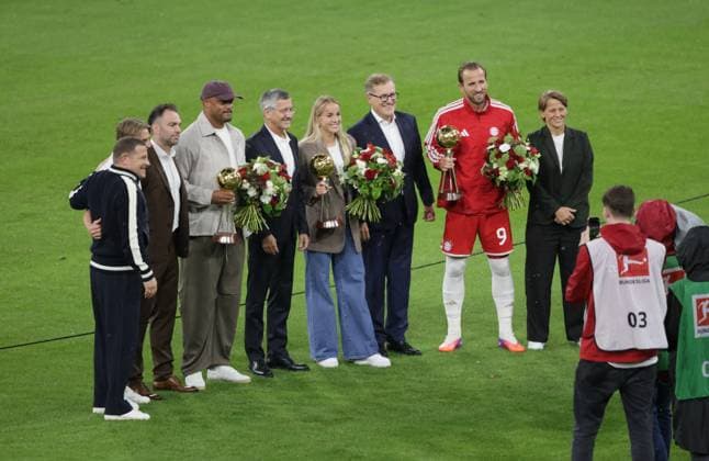 Ehrung Fussballerin Bayerns 7 Giulia GWINN, Fussballer Bayerns 9 Harry KANE und Bayern - Trainer Vincent KOMPANY des Jahres. Fussball: Muenchen - Heidenheim. Fußball - Bundesliga, FC Bayern München - VfB Stuttgart, 1.Spieltag, Saison 2026-2027, am 28.08.2026 in Muenchen, A L L I A N Z A R E N A, Deutschland. Quelle Copyright Credit : Oryk HAIST *** Honors: Bavaria s Female Soccer Player of the Year 7 Giulia GWINN, Bavaria s Male Soccer Player of the Year 9 Harry KANE, and Bayern Coach of the Year Vincent KOMPANY – Soccer, Munich vs. Heidenheim, Bundesliga, FC Bayern Munich vs. VfB Stuttgart, Matchday 1, 2026–2027 season, on August 28, 2026, in Munich, Allianz Arena, Germany. Source: Copyright Credit Oryk HAIST xFUSSBALL-BAYERN-STUTTGARTx