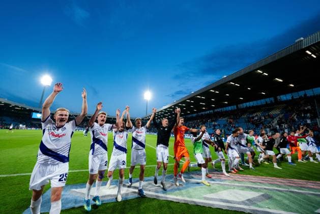 VfL Bochum 1848 v VfL Osnabrueck - 2. Bundesliga Players of VfL Osnabrueck celebrate with the fans after the 2. Bundesliga match between VfL Bochum 1848 and VfL Osnabrueck at Ruhrstadion on August 28, 2026 in Bochum, Germany. Bochum Vonovia Ruhrstadion North Rhine-Westphalia Germany Copyright: xTaiseixIwamotox