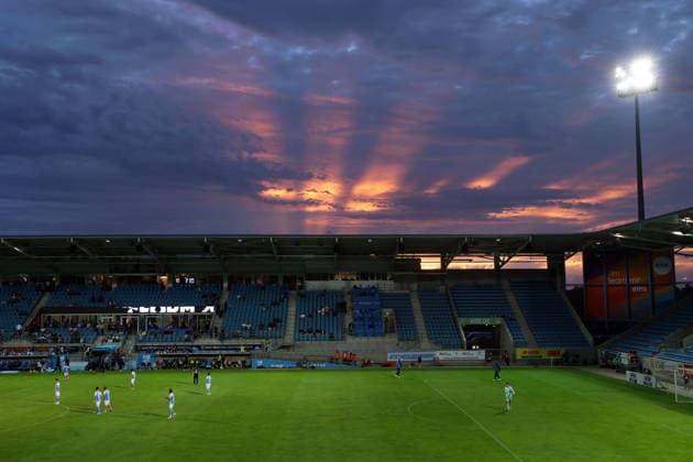 Rotorange Sonnenstrahlen während der Sonnenunterganges über eins-Stadion an der Gellertstrasse Chemnitz, Chemnitzer FC- Carl Zeiss Jena, 7. Spieltag, Fussball Regionalliga Nordost 2026 27, Sachsen, Deutschland, 28.08.2026, Hochrisikospiel, 1. Halbzeti