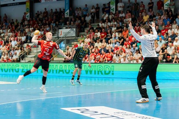 Hamm, Deutschland 28. August 2026: 2. HBL - 2026 2027 - Sp. 1 - ASV Hamm-Westfalen gegen VfL Eintracht Hagen Im Bild: v. li. im Zweikampf Ole Machner (ASV) und Torwart Pascal Bochmann (Hagen) WESTPRESS Arena Nordrhein Westfalen Copyright: xFotostandx xKruczynskix