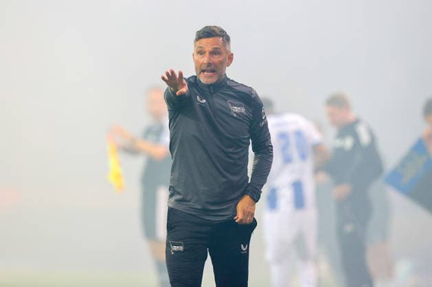 28.08.2026, xtgx Fussball - 2.Bundesliga Eintracht Braunschweig - Hertha BSC Berlin emspor, v.l. Stefan Leitl (Hertha, Trainer) gibt Anweisungen, gestikuliert mit den Armen, gesticulate, gives instructions in Nebel (DFL DFB REGULATIONS PROHIBIT ANY USE OF PHOTOGRAPHS as IMAGE SEQUENCES and or QUASI-VIDEO) Braunschweig *** August 28, 2026, xtgx Soccer 2. Bundesliga Eintracht Braunschweig Hertha BSC Berlin emspor, from left: Stefan Leitl (Hertha), Coach gives instructions, gesturing with his arms, gesticulate, gives instructions in fog DFL DFB REGULATIONS PROHIBIT ANY USE OF PHOTOGRAPHS as IMAGE SEQUENCES and or QUASI-VIDEO Braunschweig