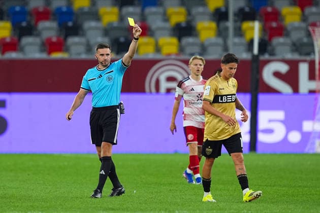 28.08.2026, xydrx, Fußball, 3.Liga, Fortuna Düsseldorf - VfB Stuttgart II, Saison 2026 2027, Merkur Spiel-Arena: Tom Bauer (Schiedsrichter) zeigt Nicolas Sessa (VfB Stuttgart II, 10) die gelbe Karte DFB regulations prohibit any use of photographs as image sequences and or quasi-video. Copyright: HMBxMedia YannisxDreimann