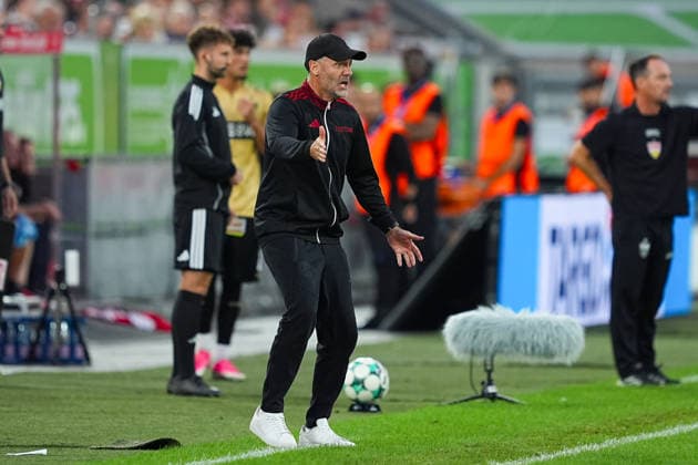 28.08.2026, xydrx, Fußball, 3.Liga, Fortuna Düsseldorf - VfB Stuttgart II, Saison 2026 2027, Merkur Spiel-Arena: Alexander Ende (Cheftrainer Fortuna Duesseldorf) gestikulierend DFB regulations prohibit any use of photographs as image sequences and or quasi-video. Copyright: HMBxMedia YannisxDreimann