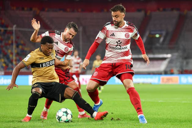 Jarzinho Malanga (VfB Stuttgart II), Yassine Bouchama (Fortuna Duesseldorf) und Philipp Foerster (Fortuna Duesseldorf) im Zweikampf waehrend des Spiels der 3. Liga zwischen Fortuna Duesseldorf und VfB Stuttgart II, Merkur Spiel-Arena am 28. August 2026 in Duesseldorf, Deutschland. (Foto von Oliver Kaelke DeFodi Images) +++ Jarzinho Malanga (VfB Stuttgart II), Yassine Bouchama (Fortuna Duesseldorf) und Philipp Foerster (Fortuna Duesseldorf) battle for the ball during the 3. Liga match between Fortuna Duesseldorf and VfB Stuttgart II at Merkur Spiel-Arena on August 28, 2026 in Dusseldorf, Germany. (Photo by Oliver Kaelke DeFodi Images) DFB DFL REGULATIONS PROHIBIT ANY USE OF PHOTOGRAPHS AS IMAGE SEQUENCES AND OR QUASI-VIDEO. (Photo by Oliver Kaelke DeFodi Images) -