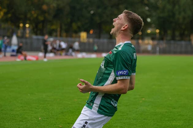 Fußball, Regionalliga Bayern: FC Schweinfurt 05 - SpVgg Greuther Fürth II Torschütze Philipp Hack (FC Schweinfurt 05, 07) feiern seinen Elfmeter zum 3:0, Einzelbild Schweinfurt Riedel-Bau-Arena im Sachs-Stadio Bayern Unterfranken Deutschland