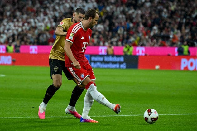 28.08.2026, xemx, Fussball 1.Bundesliga, FC Bayern Muenchen - VfB Stuttgart v.l. Jeff Chabot (VfB Stuttgart), Harry Kane (FC Bayern Muenchen) Zweikampf, Aktion, action, battle for the ball (DFL DFB REGULATIONS PROHIBIT ANY USE OF PHOTOGRAPHS as IMAGE SEQUENCES and or QUASI-VIDEO) Muenchen *** August 28, 2026, xemx, Soccer, Bundesliga 1, FC Bayern Munich vs. VfB Stuttgart, ref: Jeff Chabot (VfB Stuttgart), Harry Kane, FC Bayern Munich, tackle, action, battle for the ball. DFL and DFB regulations prohibit any use of photographs as image sequences and or quasi-video. Munich