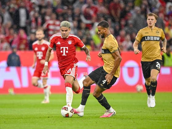 Luis Diaz (FC Bayern Muenchen) und Josha Vagnoman (VfB Stuttgart) im Zweikampf waehrend des spiels der 1. Bundesliga zwischen FC Bayern Muenchen und VfB Stuttgart, Allianz Arena am 28. August 2026 in Muenchen, Deutschland. (Foto von Harry Langer DeFodi Images) +++ Luis Diaz (FC Bayern Muenchen) und Josha Vagnoman (VfB Stuttgart) battle for the ball during the Bundesliga match between FC Bayern Muenchen and VfB Stuttgart at Allianz Arena on August 28, 2026 in Munich, Germany. (Photo by Harry Langer DeFodi Images) DFB DFL REGULATIONS PROHIBIT ANY USE OF PHOTOGRAPHS AS IMAGE SEQUENCES AND OR QUASI-VIDEO. (Photo by Harry Langer DeFodi Images) DFB DFL REGULATIONS PROHIBIT ANY USE OF PHOTOGRAPHS AS IMAGE SEQUENCES AND OR QUASI-VIDEO. - *** Luis Diaz of FC Bayern Munich and Josha Vagnoman of VfB Stuttgart battle for the ball during the Bundesliga match between FC Bayern Munich and VfB Stuttgart, at the Allianz Arena on August 28, 2026, in Munich, Germany. Photo by Harry Langer, DeFodi Images. Luis Diaz of FC Bayern Munich and Josha Vagnoman of VfB Stuttgart battle for the ball during the Bundesliga match between FC Bayern Munich and VfB Stuttgart at the Allianz Arena on August 28, 2026 in Munich, Germany. Photo by Harry Langer, DeFodi Images. DFB and DFL regulations prohibit any use of photographs as image sequences and or quasi-video. Photo by Harry Langer, DeFodi Images. DFB and DFL regulations prohibit any use of photographs as imSEQUENCES AND OR QUASI-VIDEO
