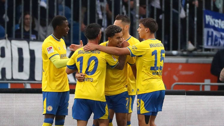 Braunschweig vs Hertha BSC, 2. BL Braunschweig, 28.08.2026, Fußball, Herren, 2. BL, Saison 2026 2027, Eintracht Braunschweig vs. Hertha BSC Berlin: Yann Sturm (Eintracht Braunschweig) jubelt mit Mannschaftskollegen nach seinem Tor zum 1:0 (DFL DFB REGULATIONS PROHIBIT ANY USE OF PHOTOGRAPHS as IMAGE SEQUENCES and or QUASI-VIDEO) Stadion an der Hamburger Straße Niedersachsen Deutschland *** Braunschweig vs. Hertha BSC, 2nd Bundesliga Braunschweig, August 28, 2026, Soccer, Men s, 2nd Bundesliga, 2026–2027 Season, Eintracht Braunschweig vs. Hertha BSC Berlin: Yann Sturm of Eintracht Braunschweig celebrates with his teammates after scoring the 1–0 goal. DFL and DFB regulations prohibit any use of photographs as image sequences and or quasi-video. Stadion an der Hamburger Straße, Lower Saxony, Germany