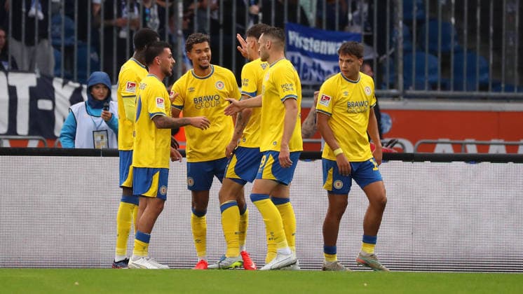 Braunschweig vs Hertha BSC, 2. BL Braunschweig, 28.08.2026, Fußball, Herren, 2. BL, Saison 2026 2027, Eintracht Braunschweig vs. Hertha BSC Berlin: Yann Sturm (Eintracht Braunschweig) jubelt mit Mannschaftskollegen nach seinem Tor zum 1:0 (DFL DFB REGULATIONS PROHIBIT ANY USE OF PHOTOGRAPHS as IMAGE SEQUENCES and or QUASI-VIDEO) Stadion an der Hamburger Straße Niedersachsen Deutschland *** Braunschweig vs. Hertha BSC, 2nd Bundesliga Braunschweig, August 28, 2026, Soccer, Men s, 2nd Bundesliga, 2026–2027 Season, Eintracht Braunschweig vs. Hertha BSC Berlin: Yann Sturm of Eintracht Braunschweig celebrates with his teammates after scoring the 1–0 goal. DFL and DFB regulations prohibit any use of photographs as image sequences and or quasi-video. Stadion an der Hamburger Straße, Lower Saxony, Germany