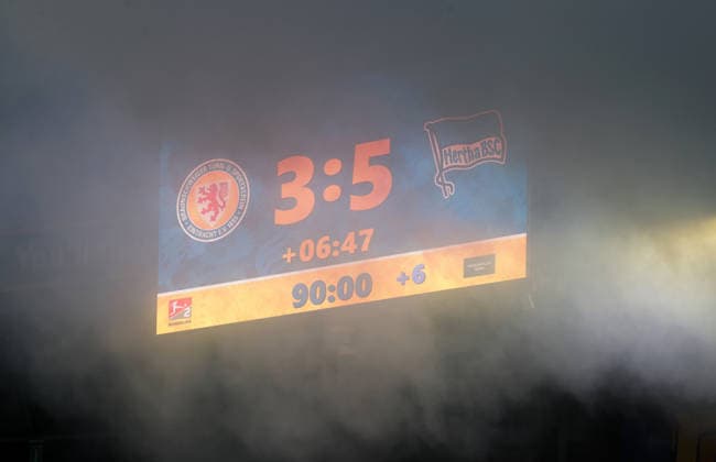 Endergebnis 3-5, Anzeigentafel im Pyronebel Fussball, Herren, Saison 2026 2027 2.BL, Eintracht Stadion, Eintracht Braunschweig gegen Hertha BSC Berlin, 3-5 DFL REGULATIONS PROHIBIT ANY USE OF PHOTOGRAPHS AS IMAGE SEQUENCES AND OR QUASI-VIDEO. *** Final Score 3–5, Scoreboard in a cloud of pyrotechnic smoke; Soccer, Men s, 2026–2027 season, 2nd Bundesliga, Eintracht Stadium, Eintracht Braunschweig vs. Hertha BSC Berlin, 3–5. DFL regulations prohibit any use of photographs as image sequences and or quasi-video.
