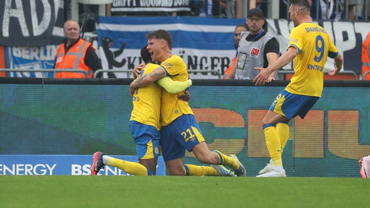 Braunschweig vs Hertha BSC, 2. BL Braunschweig, 28.08.2026, Fußball, Herren, 2. BL, Saison 2026 2027, Eintracht Braunschweig vs. Hertha BSC Berlin: Kevin Ehlers (Eintracht Braunschweig) jubelt mit Mannschaftskollegen nach seinem Tor zum 2:0 (DFL DFB REGULATIONS PROHIBIT ANY USE OF PHOTOGRAPHS as IMAGE SEQUENCES and or QUASI-VIDEO) Stadion an der Hamburger Straße Niedersachsen Deutschland *** Braunschweig vs. Hertha BSC, 2nd Bundesliga Braunschweig, August 28, 2026, Soccer, Men s, 2nd Bundesliga, 2026–2027 Season, Eintracht Braunschweig vs. Hertha BSC Berlin: Kevin Ehlers of Eintracht Braunschweig celebrates with his teammates after scoring the goal to make it 2–0. DFL and DFB regulations prohibit any use of photographs as image sequences and or quasi-video. Stadion an der Hamburger Straße, Lower Saxony, Germany