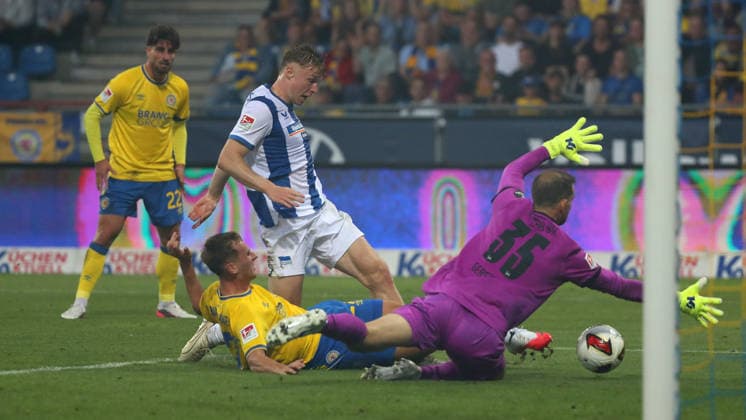 Braunschweig vs Hertha BSC, 2. BL Braunschweig, 28.08.2026, Fußball, Herren, 2. BL, Saison 2026 2027, Eintracht Braunschweig vs. Hertha BSC Berlin: Jan Urbich (Eintracht Braunschweig) schießt Tor zum 3:5, Torwart Marius Gersbeck (Hertha BSC) , (DFL DFB REGULATIONS PROHIBIT ANY USE OF PHOTOGRAPHS as IMAGE SEQUENCES and or QUASI-VIDEO) Stadion an der Hamburger Straße Niedersachsen Deutschland *** Braunschweig vs. Hertha BSC, 2. Bundesliga Braunschweig, August 28, 2026, Soccer, Men s, 2. Bundesliga, 2026–2027 Season, Eintracht Braunschweig vs. Hertha BSC Berlin: Jan Urbich of Eintracht Braunschweig scores the goal to make it 3–5, Goalkeeper Marius Gersbeck, Hertha BSC; DFL and DFB regulations prohibit any use of photographs as image sequences and or quasi-video; Stadion an der Hamburger Straße, Lower Saxony, Germany