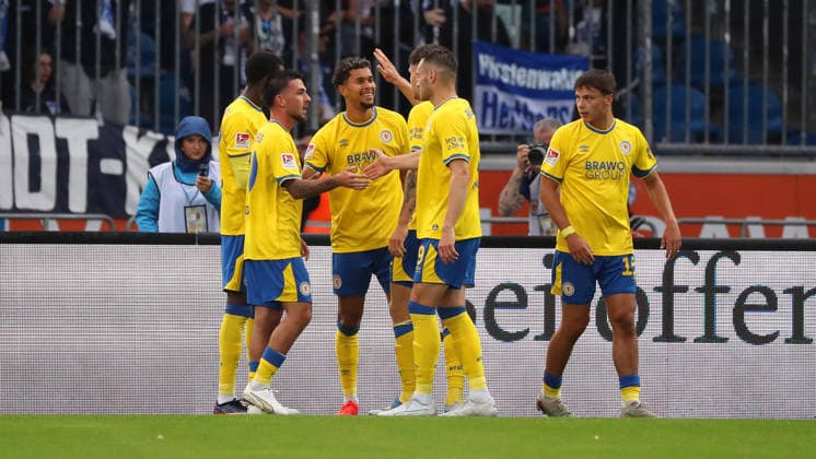 Braunschweig vs Hertha BSC, 2. BL Braunschweig, 28.08.2026, Fußball, Herren, 2. BL, Saison 2026 2027, Eintracht Braunschweig vs. Hertha BSC Berlin: Yann Sturm (Eintracht Braunschweig) jubelt mit Mannschaftskollegen nach seinem Tor zum 1:0 (DFL DFB REGULATIONS PROHIBIT ANY USE OF PHOTOGRAPHS as IMAGE SEQUENCES and or QUASI-VIDEO) Stadion an der Hamburger Straße Niedersachsen Deutschland *** Braunschweig vs. Hertha BSC, 2nd Bundesliga, Braunschweig, August 28, 2026, Soccer, Men, 2nd Bundesliga, 2026–2027 Season, Eintracht Braunschweig vs. Hertha BSC Berlin: Yann Sturm of Eintracht Braunschweig celebrates with his teammates after scoring the 1–0 goal. DFL and DFB regulations prohibit any use of photographs as image sequences and or quasi-video. Stadion an der Hamburger Straße, Lower Saxony, Germany
