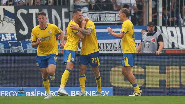 Braunschweig vs Hertha BSC, 2. BL Braunschweig, 28.08.2026, Fußball, Herren, 2. BL, Saison 2026 2027, Eintracht Braunschweig vs. Hertha BSC Berlin: Kevin Ehlers (Eintracht Braunschweig) jubelt mit Mannschaftskollegen nach seinem Tor zum 2:0 (DFL DFB REGULATIONS PROHIBIT ANY USE OF PHOTOGRAPHS as IMAGE SEQUENCES and or QUASI-VIDEO) Stadion an der Hamburger Straße Niedersachsen Deutschland *** Braunschweig vs. Hertha BSC, 2nd Bundesliga Braunschweig, August 28, 2026, Soccer, Men s, 2nd Bundesliga, 2026–2027 Season, Eintracht Braunschweig vs. Hertha BSC Berlin: Kevin Ehlers of Eintracht Braunschweig celebrates with his teammates after scoring the 2–0 goal. DFL and DFB regulations prohibit any use of photographs as image sequences and or quasi-video. Stadium on Hamburger Straße, Lower Saxony, Germany