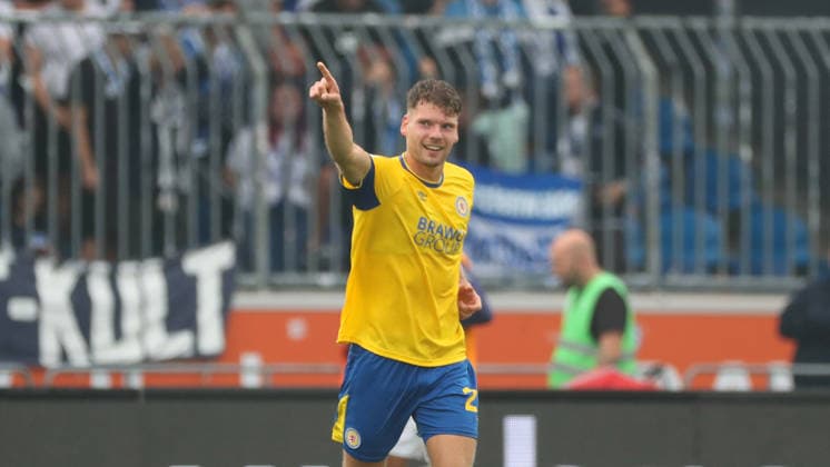 Braunschweig vs Hertha BSC, 2. BL Braunschweig, 28.08.2026, Fußball, Herren, 2. BL, Saison 2026 2027, Eintracht Braunschweig vs. Hertha BSC Berlin: Kevin Ehlers (Eintracht Braunschweig) jubelt nach seinem Tor zum 2:0 (DFL DFB REGULATIONS PROHIBIT ANY USE OF PHOTOGRAPHS as IMAGE SEQUENCES and or QUASI-VIDEO) Stadion an der Hamburger Straße Niedersachsen Deutschland *** Braunschweig vs. Hertha BSC, 2. Bundesliga Braunschweig, August 28, 2026, Soccer, Men s, 2. Bundesliga, 2026–2027 Season, Eintracht Braunschweig vs. Hertha BSC Berlin: Kevin Ehlers of Eintracht Braunschweig celebrates after scoring the 2-0 goal. DFL and DFB regulations prohibit any use of photographs as image sequences and or quasi-video. Stadion an der Hamburger Straße, Lower Saxony Germany
