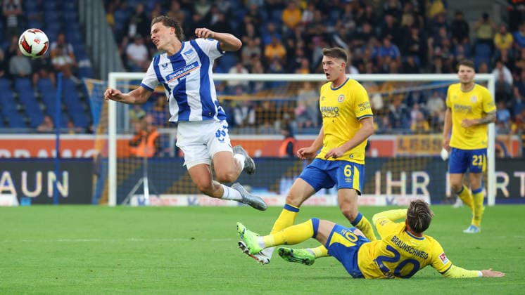 Braunschweig vs Hertha BSC, 2. BL Braunschweig, 28.08.2026, Fußball, Herren, 2. BL, Saison 2026 2027, Eintracht Braunschweig vs. Hertha BSC Berlin: Soufian Gouram (Hertha BSC), Florian Flick (Eintracht Braunschweig), Lino Tempelmann (Eintracht Braunschweig) (DFL DFB REGULATIONS PROHIBIT ANY USE OF PHOTOGRAPHS as IMAGE SEQUENCES and or QUASI-VIDEO) Stadion an der Hamburger Straße Niedersachsen Deutschland *** Braunschweig vs. Hertha BSC, 2nd Bundesliga Braunschweig, August 28, 2026, Soccer, Men s, 2nd Bundesliga, 2026–2027 Season, Eintracht Braunschweig vs. Hertha BSC Berlin; Soufian Gouram (Hertha BSC), Florian Flick (Eintracht Braunschweig), Lino Tempelmann, Eintracht Braunschweig; DFL and DFB regulations prohibit any use of photographs as image sequences and or quasi-video; Stadion an der Hamburger Straße, Lower Saxony, Germany