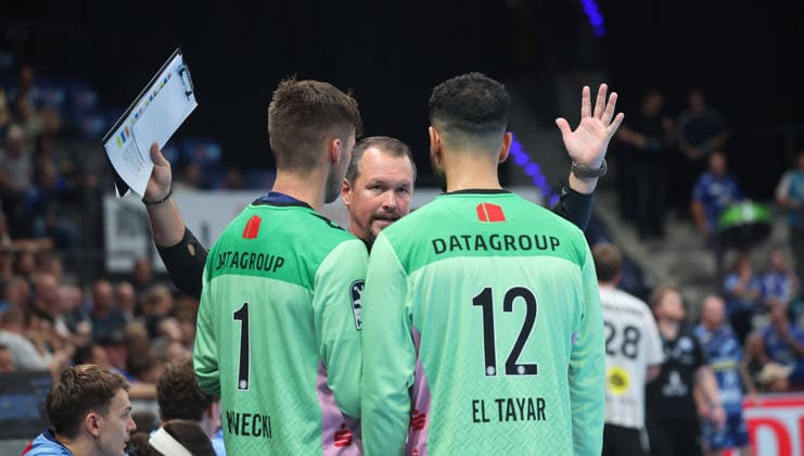 Stuttgart , Handball Opel-HBL , TVB Stuttgart vs. Bergischer HC , von links: Mateusz Kornecki Trainer Misha Kaufmann Mohamed El-Tayar( TVB )