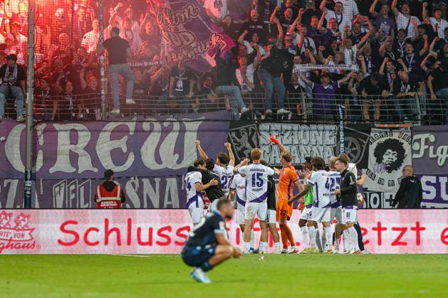 28.08.2026, GER, Fussball, Herren, 2. Bundesligal, Saison 2026 2027,VfL Bochum - VfL Osnabrück die Mannschaft vom VfL Osnabrück Schlussjubel, jubelt nach dem Sieg Bochum vonovia-Ruhrstadion Nordrhein-Westfalen Deutschland *** August 28, 2026, GER, Soccer, Men s, 2. Bundesliga, 2026–2027 season, VfL Bochum vs. VfL Osnabrück; the VfL Osnabrück team celebrates at the final whistle, cheering after their victory over Bochum at the vonovia Ruhrstadion in North Rhine-Westphalia, Germany Copyright: xAdrianxSchlüterx