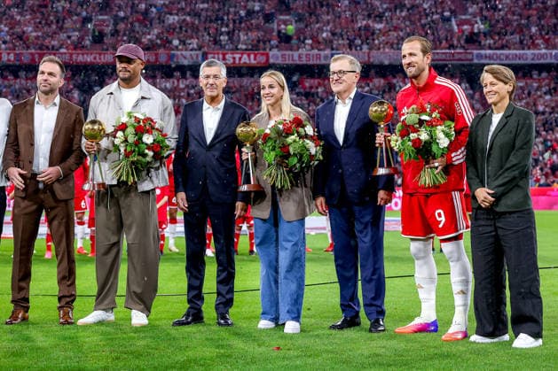 28.08.2026, Fußball, FC Bayern München - VfB Stuttgart, 1. Fußball Bundesliga, 1. Spieltag, Allianz-Arena, Saison 2026 2027: Ehrung Fußballer des Jahres Cheftrainer Vincent Kompany (FC Bayern München hc) Giulia Gwinn (München) und Harry Kane (FC Bayern München 09) DFB regulations prohibit any use of photographs as image sequences and or quasi-video. Bayern Deutschland