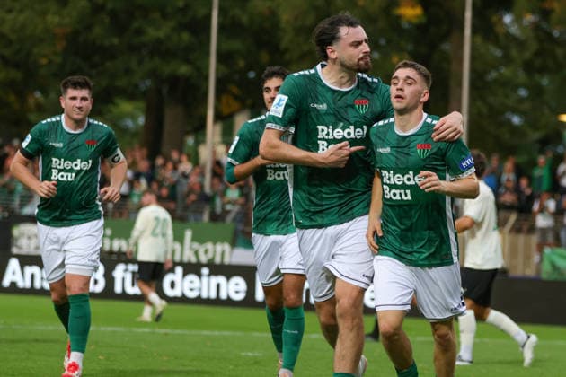 28.08.2026, Fußball, Herren, Saison 2026 2027, Regionalliga Bayern, 6. Spieltag: FC Schweinfurt 05 - SpVgg Greuther Fürth II Von links: Pietro Besso (FC Schweinfurt 05, 23) und Torschütze Philipp Hack (FC Schweinfurt 05, 07) feiern das 3:0 Schweinfurt Riedel-Bau-Arena im Sachs-Stadio Bayern Unterfranken Deutschland