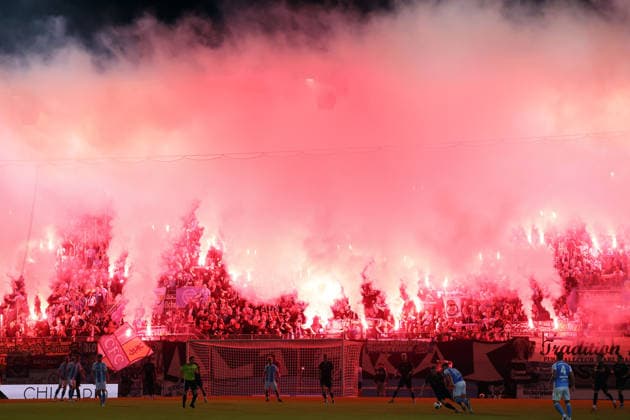 Weisser und roter Rauch von vielen benaglischen Fackelnin ziehen über den Strafraum sowie die heimichen Südtruebine in der zweiten Halbzeit im eins-Stadion an der Gellertstrasse Chemnitz kurz vor dem Beginn der zweiten Halbzeit, Die Chemnitzer stehen wieder auf dem Platz, Chemnitzer FC- Carl Zeiss Jena, 7. Spieltag, Fussball Regionalliga Nordost 2026 27, Sachsen, Deutschland, 28.08.2026, Hochrisikospiel,