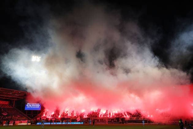 Weisser und roter Rauch von vielen benaglischen Fackelnin ziehen über den Jenaer Strafraum sowie die heimichen Südtruebine in der zweiten Halbzeit im eins-Stadion an der Gellertstrasse Chemnitz, Chemnitzer FC- Carl Zeiss Jena, 7. Spieltag, Fussball Regionalliga Nordost 2026 27, Sachsen, Deutschland, 28.08.2026, Hochrisikospiel,